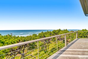 Property grounds - Spacious oceanfront home with free WiFi, and wrap-around deck (South Beach)