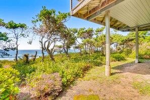 Property grounds - Spacious oceanfront home with free WiFi, and wrap-around deck (South Beach)