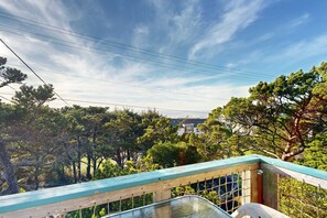 Property grounds - Adorable Dog-Friendly Home in Historic Deco District - Short Walk to Beach (Newport)