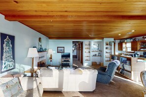 TV, fireplace, DVD player, stereo - Adorable Dog-Friendly Home in Historic Deco District - Short Walk to Beach (Newport)