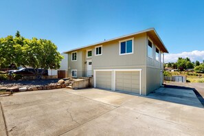 Exterior - Renovated home with panoramic river view, patio & AC (The Dalles)