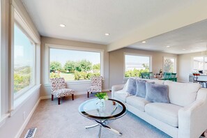 TV - Renovated home with panoramic river view, patio & AC (The Dalles)
