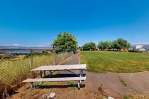 Terrace/patio - Renovated home with panoramic river view, patio & AC (The Dalles)