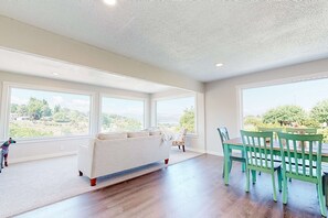 TV - Renovated home with panoramic river view, patio & AC (The Dalles)