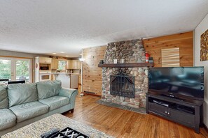 TV, DVD player, offices - Creekside cabin with water view, deck, jetted tub & game room - near Mt Hood (Rhododendron)