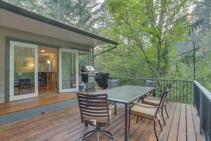 Outdoor dining - Creekside cabin with water view, deck, jetted tub & game room - near Mt Hood (Rhododendron)