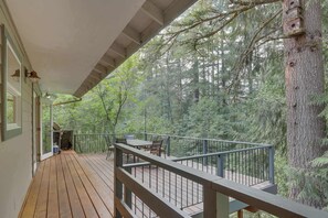 Outdoor dining - Creekside cabin with water view, deck, jetted tub & game room - near Mt Hood (Rhododendron)