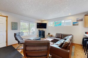 TV, DVD player, offices - Spacious home with full kitchen, deck & grill - walk to beach & state park (Manzanita)