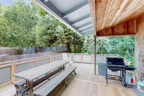 Outdoor dining - Spacious home with full kitchen, deck & grill - walk to beach & state park (Manzanita)
