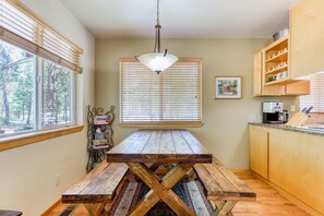 Dining - Dog-friendly lodge on 1 acre with deck & woodstove - walk to Deschutes River (Sunriver)