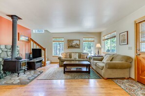 TV, fireplace, DVD player, offices - Dog-friendly lodge on 1 acre with deck & woodstove - walk to Deschutes River (Sunriver)