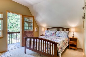 3 bedrooms, iron/ironing board, WiFi, bed sheets - Dog-friendly lodge on 1 acre with deck & woodstove - walk to Deschutes River (Sunriver)