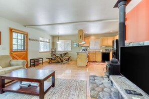 TV, fireplace, DVD player, offices - Dog-friendly lodge on 1 acre with deck & woodstove - walk to Deschutes River (Sunriver)