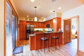 Fridge, microwave, oven, stovetop - Luxury Condo with SHARC Access & Village with hot tub - Dog-Friendly (Sunriver)