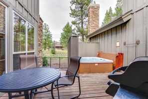 Terrace/patio - Luxury Condo with SHARC Access & Village with hot tub - Dog-Friendly (Sunriver)