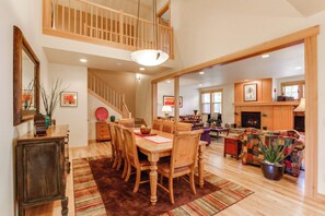 Dining - Luxury Condo with SHARC Access & Village with hot tub - Dog-Friendly (Sunriver)