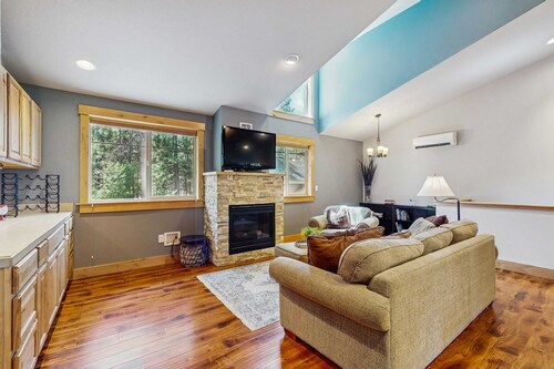 Modern Apartment with fireplace, central A/C, pool & tennis/pickleball court