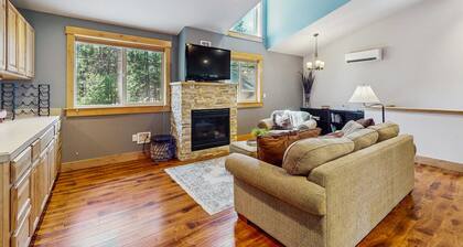 Modern Apartment with fireplace, central A/C, pool & tennis/pickleball court