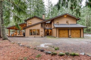 Exterior - Modern, spacious getaway with private hot tub, wood fireplace, WiFi, & game room (Rhododendron)