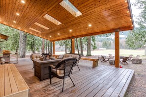 Outdoor dining - Modern, spacious getaway with private hot tub, wood fireplace, WiFi, & game room (Rhododendron)