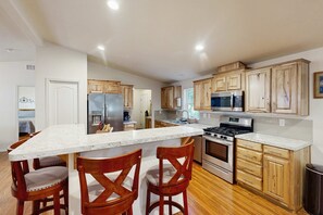 Fridge, microwave, oven, stovetop - Dog-friendly single-level home with ramp entry access, firepit, W&D and WIFI (Bandon)