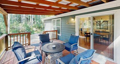 Dog-friendly single-level home with ramp entry access, firepit, W&D and WIFI