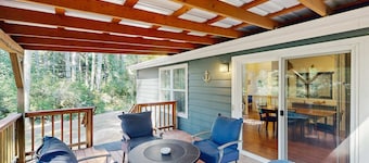 Dog-friendly single-level home with ramp entry access, firepit, W&D and WIFI