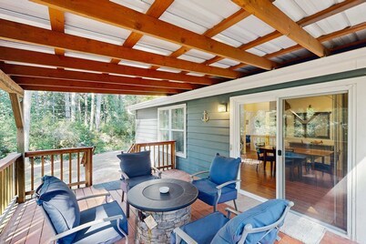Dog-friendly single-level home with ramp entry access, firepit, W&D and WIFI