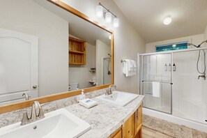 Shower, hair dryer, towels - Dog-friendly single-level home with ramp entry access, firepit, W&D and WIFI (Bandon)