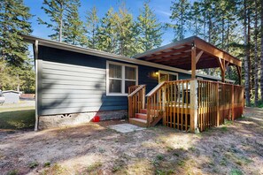 Exterior - Dog-friendly single-level home with ramp entry access, firepit, W&D and WIFI (Bandon)