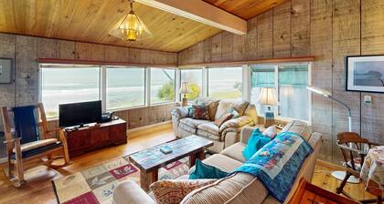 Comfy oceanfront home three blocks to the beach with amazing views - dogs OK