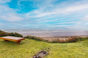 A wooden bench overlooking a beach with a clear sky. - Comfy oceanfront home three blocks to the beach with amazing views - dogs OK (Arch Cape)