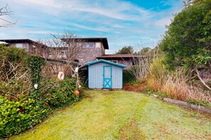 Exterior - Comfy oceanfront home three blocks to the beach with amazing views - dogs OK (Arch Cape)