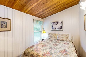 Room - Comfy oceanfront home three blocks to the beach with amazing views - dogs OK (Arch Cape)