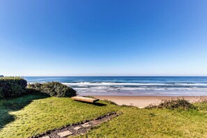 Beach - Comfy oceanfront home three blocks to the beach with amazing views - dogs OK (Arch Cape)