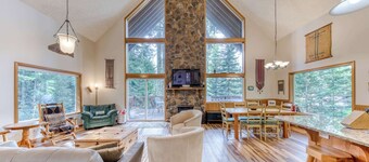 Mountain-view house near skiing with chef's kitchen & private hot tub