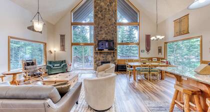 Mountain-view house near skiing with chef's kitchen & private hot tub