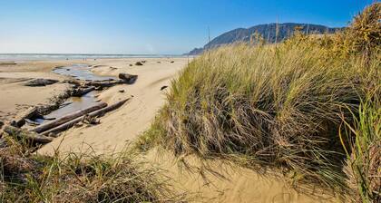 Dog-friendly home with beach access, washer&dryer, fireplace - near golf