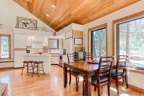 Dining - Home with a private hot tub, shared pool, & National Forest at your backdoor (Sisters)