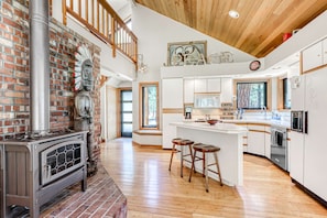 Fridge, microwave, oven, stovetop - Home with a private hot tub, shared pool, & National Forest at your backdoor (Sisters)