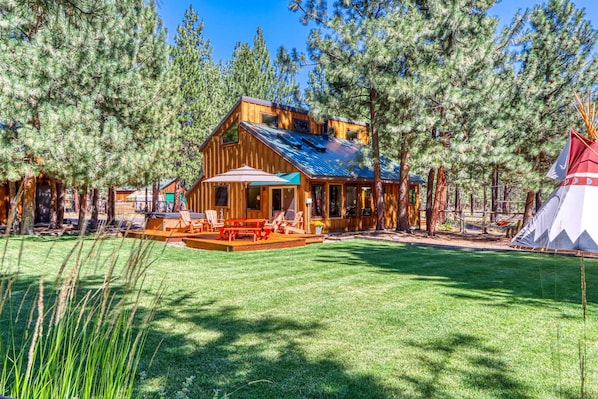 Outdoor dining - Home with a private hot tub, shared pool, & National Forest at your backdoor (Sisters)