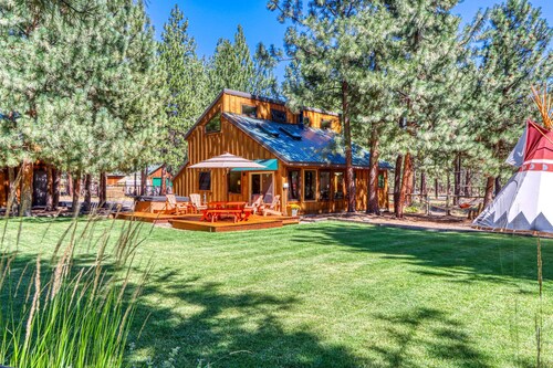 Home with a private hot tub, shared pool, & National Forest at your backdoor