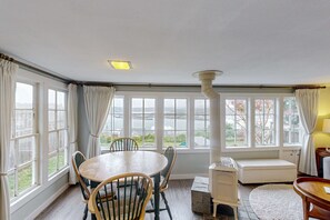 Dining - Beach House with Panoramic Bay Views, Walk to Bayfront Dining & Attractions (Newport)