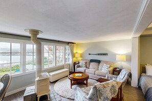 TV, fireplace, DVD player, offices - Beach House with Panoramic Bay Views, Walk to Bayfront Dining & Attractions (Newport)