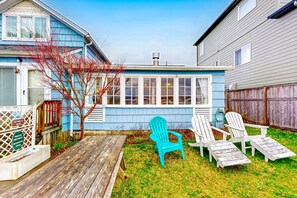 Terrace/patio - Beach House with Panoramic Bay Views, Walk to Bayfront Dining & Attractions (Newport)