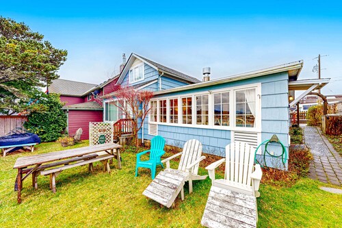 Beach House with Panoramic Bay Views, Walk to Bayfront Dining & Attractions