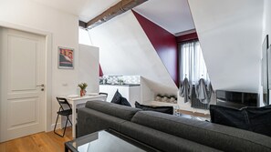 A modern loft apartment with a dining area, kitchen, and living space. - Italianway Comfort - Baiamonti 3 A (Milan)