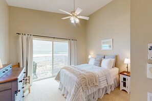 2 bedrooms, WiFi, bed sheets - Modern oceanfront home with private hot tub, patio, & gas fireplace (Gold Beach)