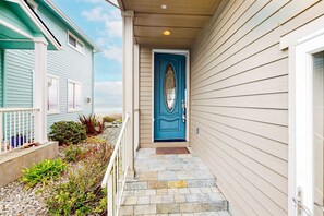 Exterior detail - Modern oceanfront home with private hot tub, patio, & gas fireplace (Gold Beach)