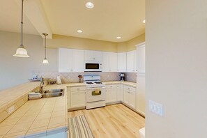 Fridge, microwave, oven, stovetop - Modern oceanfront home with private hot tub, patio, & gas fireplace (Gold Beach)